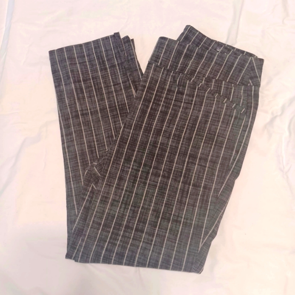 Chicos Women Size 1.5 Striped Gray and White Pants